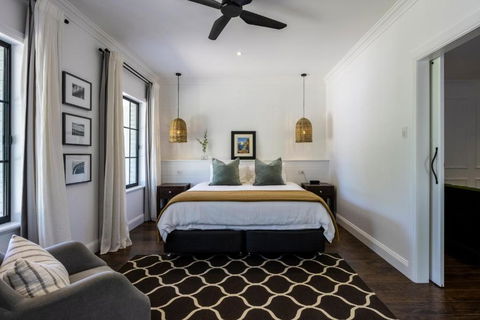 MAIN STREET RETREAT - King BRs, Comp Minibar, Breakfast Prov, Fireplaces - Maitland Accommodation 1