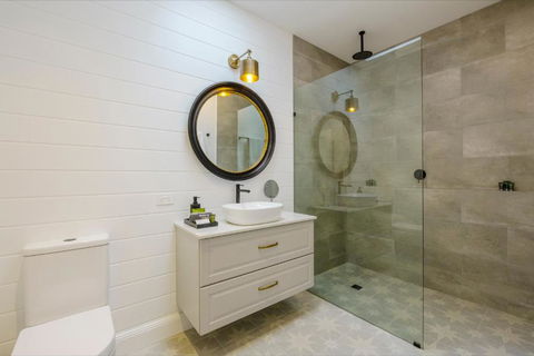 MAIN STREET RETREAT - King BRs, Comp Minibar, Breakfast Prov, Fireplaces - Maitland Accommodation 2