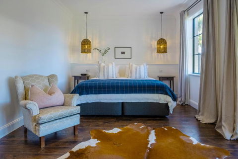 MAIN STREET RETREAT - King BRs, Comp Minibar, Breakfast Prov, Fireplaces - Maitland Accommodation 0