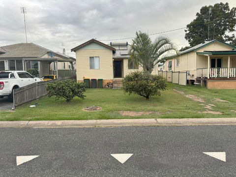 Massive 3 Bedroom Home With Backyard - Maitland Accommodation 3