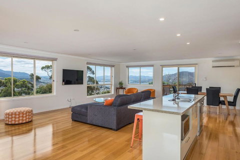 Mayhill Views Space And Style - Maitland Accommodation 1