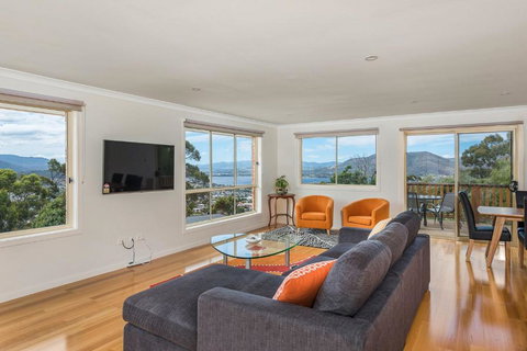 Mayhill Views Space And Style - Maitland Accommodation 0