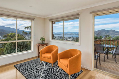 Mayhill Views Space And Style - Maitland Accommodation 2