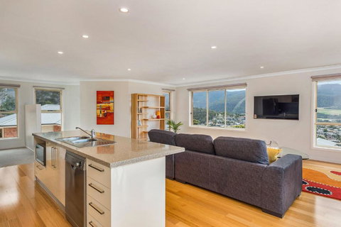 Mayhill Views Space And Style - Maitland Accommodation 3