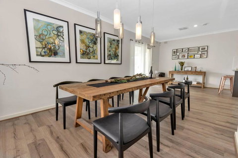 Mid Century 4 Bedroom Getaway In Barossa Vineyard - Maitland Accommodation 2