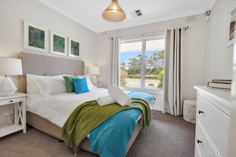 Mid Century 4 Bedroom Getaway In Barossa Vineyard - Maitland Accommodation 1