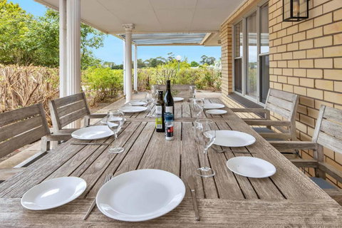 Mid Century 4 Bedroom Getaway In Barossa Vineyard - Maitland Accommodation 3