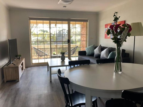 Modern 2BR Apartment With Parking - Maitland Accommodation 0