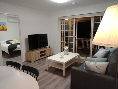Modern 2BR Apartment With Parking - Maitland Accommodation 1