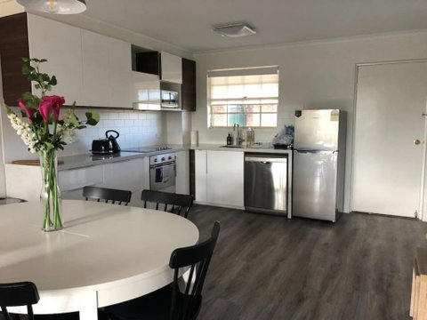 Modern 2BR Apartment With Parking - Maitland Accommodation 2