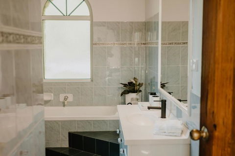 Misty Mountain Manor - Maitland Accommodation 3