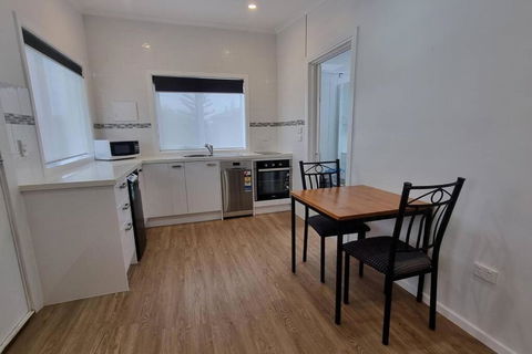 Modern 1 Bedroom Studio Free Parking Close To CBD - Maitland Accommodation 0