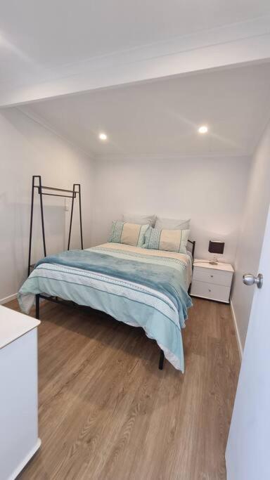 Modern 1 Bedroom Studio Free Parking Close To CBD - Maitland Accommodation 2
