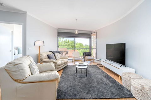Modern And Homely 2BR Burke Crescent Apartment - Maitland Accommodation 0