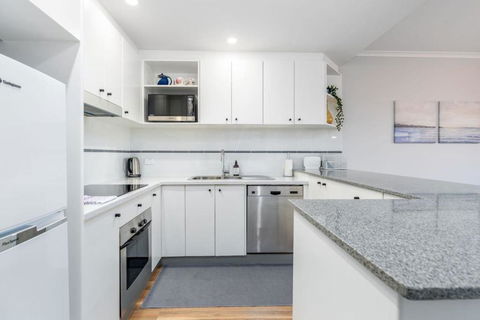 Modern And Homely 2BR Burke Crescent Apartment - Maitland Accommodation 3