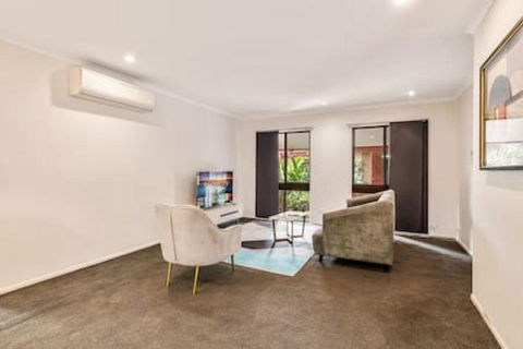 Modern Comfort Retreat 4Bed Cozy Haven W Pool - Maitland Accommodation 1