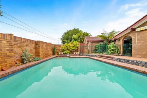 Modern Comfort Retreat 4Bed Cozy Haven W Pool - Maitland Accommodation 2