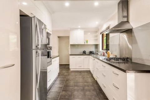 Modern Comfort Retreat 4Bed Cozy Haven W Pool - Maitland Accommodation 3