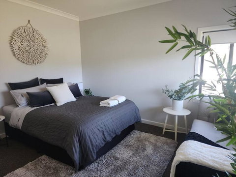 Modern Cottage Near Morwell CBD, Queen Beds, Netflix & Free Wifi - Maitland Accommodation 3