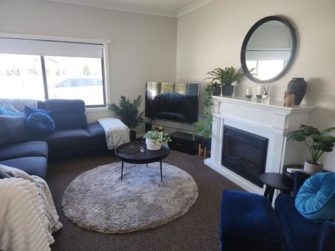 Modern Cottage Near Morwell CBD, Queen Beds, Netflix & Free Wifi - Maitland Accommodation 1