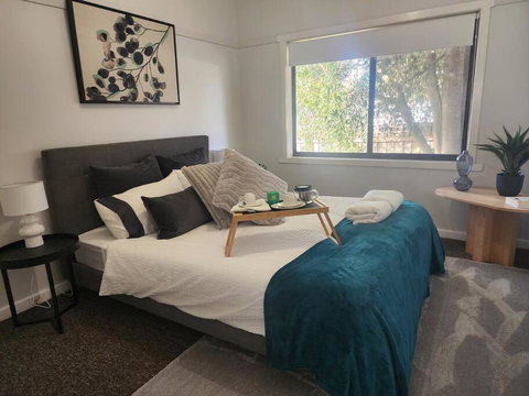 Modern Cottage Near Morwell CBD, Queen Beds, Netflix & Free Wifi - Maitland Accommodation 0