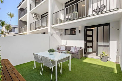 Modern Courtyard Oasis For Easy Beachside Living - Maitland Accommodation 0