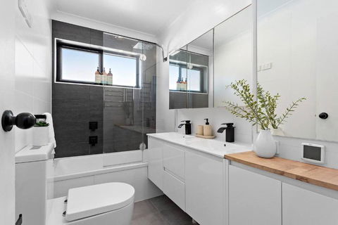 Modern Courtyard Oasis For Easy Beachside Living - Maitland Accommodation 2
