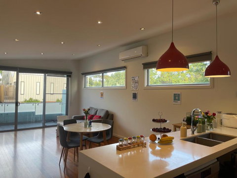 Room In Newport Modern Townhouse - Walk To Stunning Ocean View - Maitland Accommodation 3