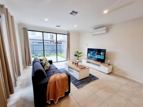 Modern Narre Warren Three Bedroom Townhouse, Close To Fountain Gate SC - Maitland Accommodation 1