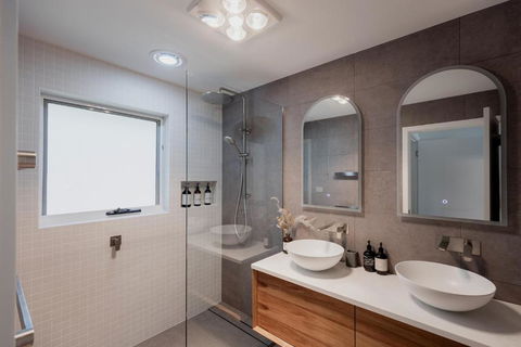 Modern Refurbished Unit In Charming Bellerive - Maitland Accommodation 1