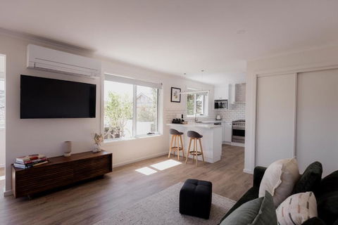 Modern Refurbished Unit In Charming Bellerive - Maitland Accommodation 2