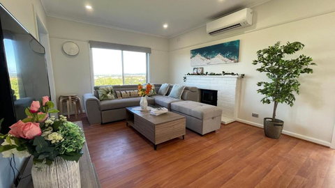 Morwell Pet Friendly 3 BRMS Rental Home Free Wi-fi - Maitland Accommodation 0