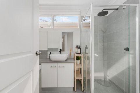 Newsom House - Stylish & Elegant Home With 4 King Beds - Maitland Accommodation 3