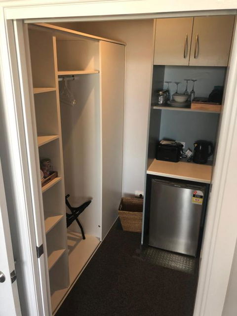 Number 10 -King Bed With Breakfast - Maitland Accommodation 2