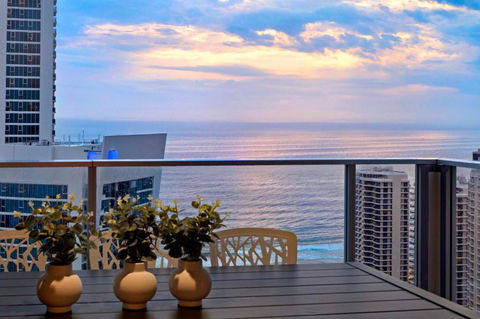 OCEAN VIEW APARTMENTS - Circle On Cavill - Self Contained & Privately Managed - Maitland Accommodation 0
