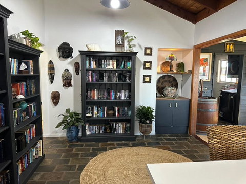 Palm Breeze - 4 Bedroom -Walk To The Beach - Maitland Accommodation 3