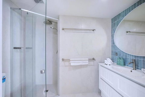 Palm Shore Escape - Elevated Beachfront Living - Maitland Accommodation 3