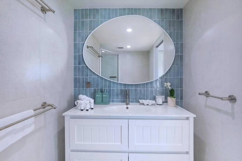 Palm Shore Escape - Elevated Beachfront Living - Maitland Accommodation 2