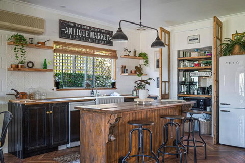 Palm Tree Cottage - Aldinga Beach - C21 SouthCoast Holidays - Maitland Accommodation 1