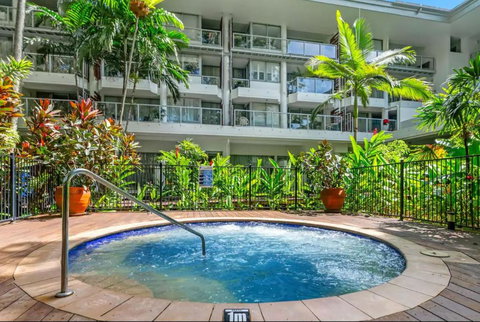 Palm Cove Beachside Apartments - Pool And Garden Views - Maitland Accommodation 3