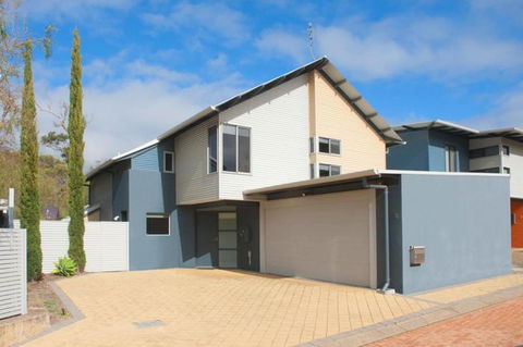 PEPPY TREE HOUSE - Maitland Accommodation 0