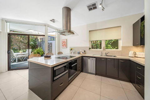 Petal And Bloom - 3BR Family CBD - Maitland Accommodation 1