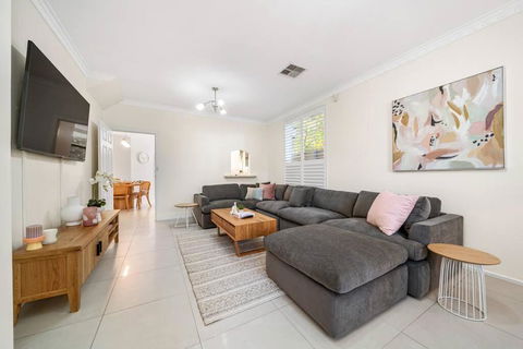 Petal And Bloom - 3BR Family CBD - Maitland Accommodation 3