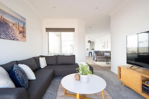 PIPER Modern Home Walk To Beach Shops Parks - Maitland Accommodation 2