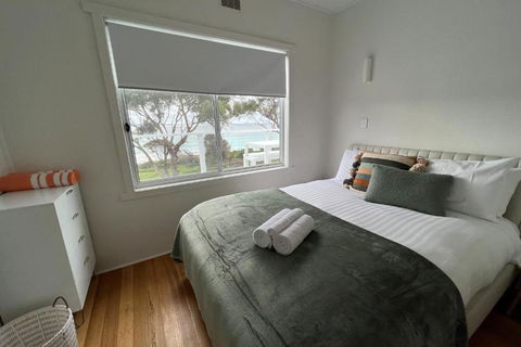 PIPI SHACK - Iconic Waterfront Shack Binalong Bay - Maitland Accommodation 3