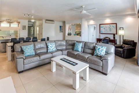 POINCIANA 101 HAMILTON ISLAND CENTRALLY LOCATED 3 BEDROOM, Plus BUGGY!! - Maitland Accommodation 2