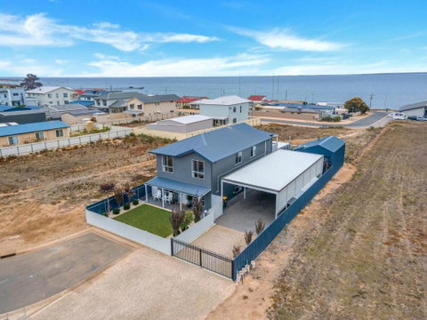Port Victoria\'s \'Saltwater Breeze\' - Ocean Views - Maitland Accommodation 1