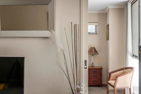 Quiet Apartment In Braddon ACT - Maitland Accommodation 1