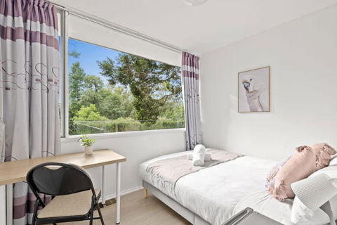 Quaint Queen Room - Central Location At Pymble - Shared Bathroom - Maitland Accommodation 0