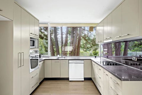 Quaint Queen Room - Central Location At Pymble - Shared Bathroom - Maitland Accommodation 2